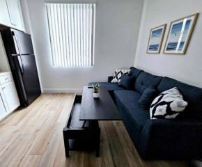 Couple's Getaway Kitchenette Washer & Private Bath